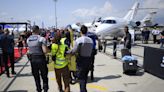 Activistas climáticos bloquean durante una hora el espacio aéreo del aeropuerto de Ginebra