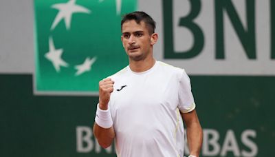 Mariano Navone venció a Pablo Carreño Busta en su debut en Roland Garros y logró un récord como preclasificado