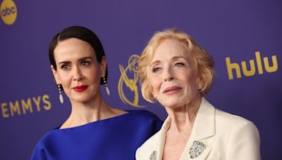 Sarah Paulson y Holland Taylor, una pareja derrochando amor en la alfombra de los Emmy con 49 y 81 años