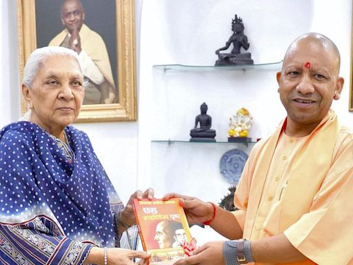 Yogi Adityanath meets U.P. Governor Anandiben Patel