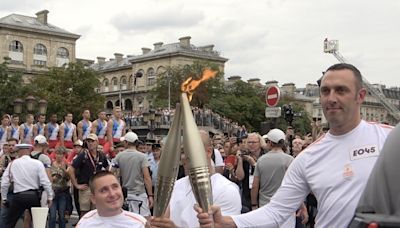 巴黎奧運聖火在巴黎聖母院前傳遞 (圖)