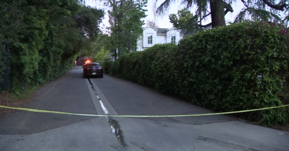 Security guard injured in shooting outside Encino home