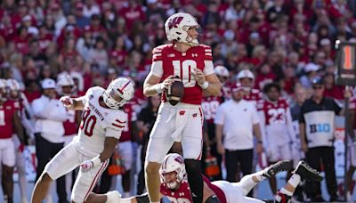 Wisconsin football's Tyler Van Dyke carted off field with right knee injury vs. Alabama