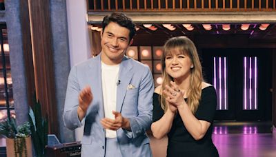 Kelly Clarkson walks away from Henry Golding after accidental dirty joke