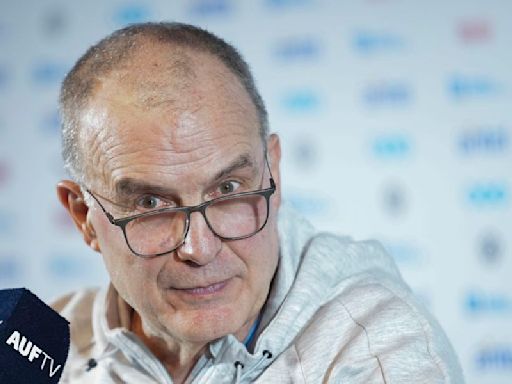 “Un brasileño…”: el divertido momento que protagonizó Marcelo Bielsa y Betancur en la conferencia de Uruguay - La Tercera