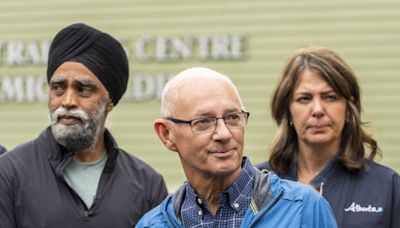 Jasper mayor finds home razed by fire during townsite tour with Smith, Sajjan