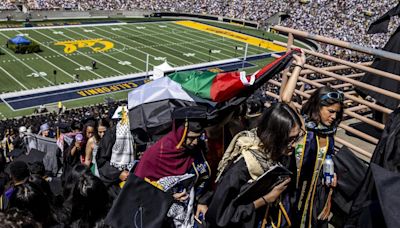Protestas pro-Palestina irrumpen en las graduaciones multitudinarias de universidades de EEUU