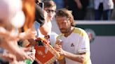 Lucas Pouille, el tenista que tiró las raquetas a la basura, dormía una hora por noche y tomaba solo en los bares y ahora celebra su renacer: jugará en Roland Garros