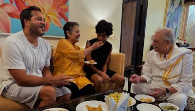 Meghna Gulzar enjoys samosa and chai with family during Monsoon, shares rare pic of mother and veteran actor Rakhee with dad Gulzar together