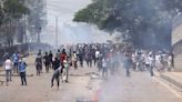 Manifestantes universitarios en Bangladesh intentan colocar "bloqueo total" en capital de Bangladesh