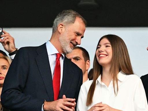 El rey Felipe y la infanta Sofía vibran con el triunfo de nuestra selección en la Eurocopa: todas las imágenes de la celebración