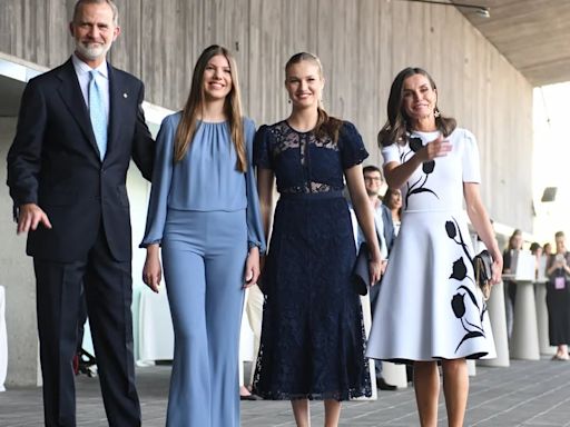 Leonor deslumbra con su ‘look’ en los Premios Princesa de Girona mientras que Letizia y Sofía escogen temporadas pasadas