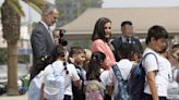 La reina Letizia muestra su cara más cariñosa en Las Palmas de Gran Canaria rodeada de niños