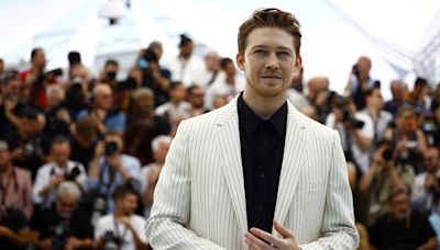 Joe Alwyn sobre o fim do namoro com Taylor Swift: “É uma situação difícil de gerir”