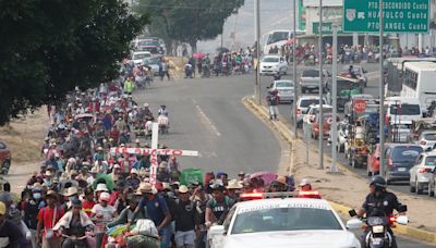 Caravana de 600 migrantes que avanza pese al calor por el sur de México llega a Oaxaca