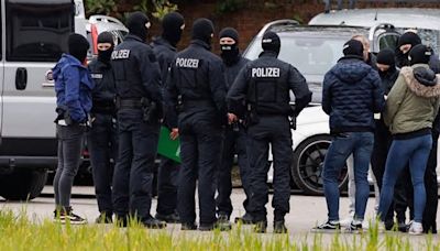 Niedersachsen Geldwäsche in Millionenhöhe? Polizei nimmt 64-Jährigen fest