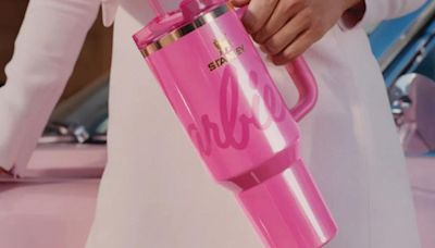 Con stickers rosas, presumió su vaso Stanley de Barbie