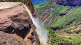 La cascada de Colombia en la que el agua “cae hacia arriba”, un fenómeno natural inusual