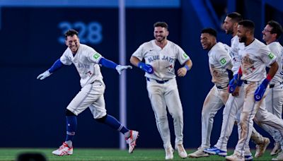 Ernie Clement singles in 9th to lift the Blue Jays past the Rangers, 6-5