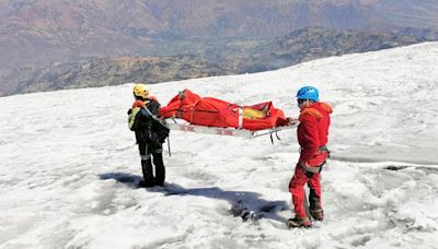 Encuentran el cuerpo momificado de un escalador estadounidense que desapareció hace 22 años en la cumbre más alta de Perú