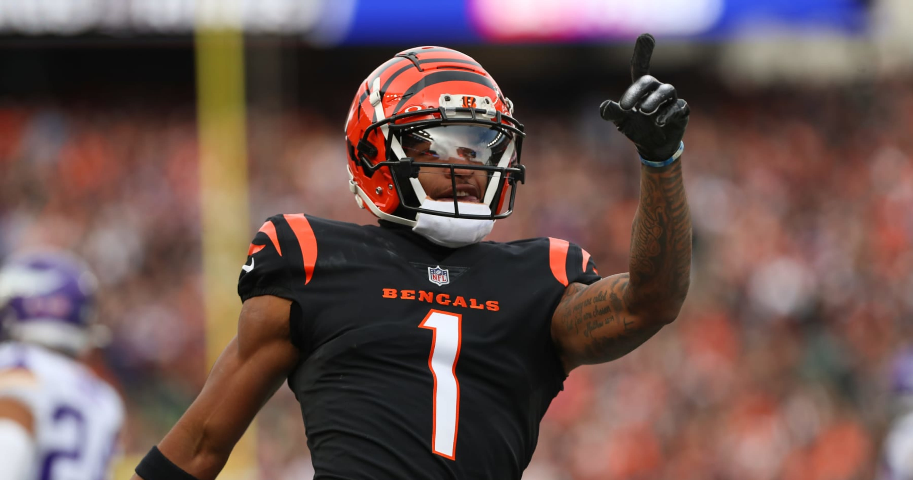 Video: Bengals' Ja'Marr Chase Shows Off New Diamond Grills Amid NFL Contract Rumors