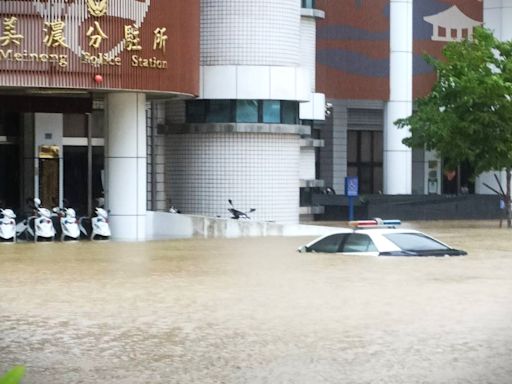 美濃嚴重淹水汽車漂浮水中 | 蕃新聞