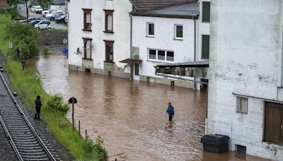 Hochwasser steigt und steigt: Mehrere Orte und Autobahn im Saarland überflutet