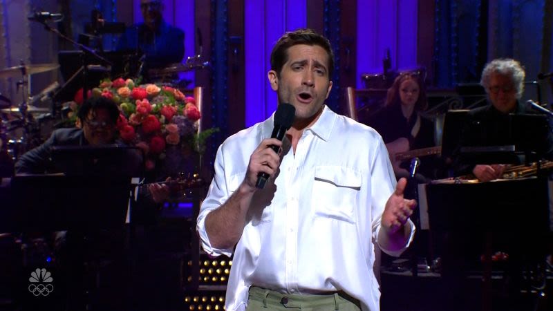 Jake Gyllenhaal channels Boys II Men in ‘SNL’ musical monologue | CNN