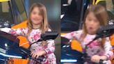 Niña sube a moto en estudio de TV, la arranca y casi se estrella durante transmisión en vivo