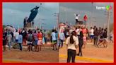 Manifestantes derrubam estátua de Hugo Chávez na Venezuela