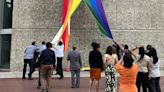 Líder sindical y agremiados de Infonavit rompen bandera LGBT; hijo de AMLO condena homofobia