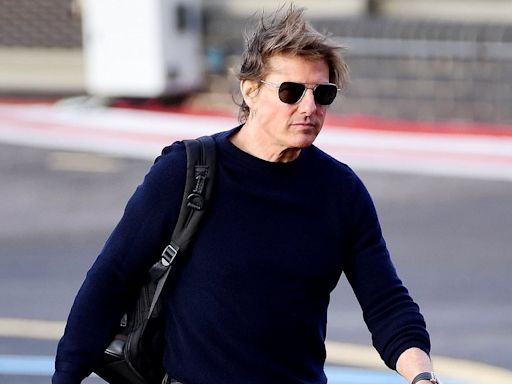 Tom Cruise suffers painful-looking hand injury