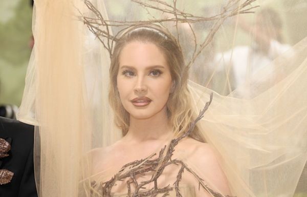 Lana Del Rey Is Wrapped Up in Twigs at the Met Gala