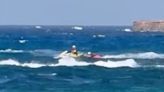 Los socorristas de Formentera rescatan a un hombre de 75 años caído de un catamarán