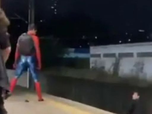 Vídeo: 'Homem-Aranha' é atacado e joga agressor nos trilhos do metrô