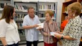 Vicente Muela entrega a Alcázar una copia de sus libros