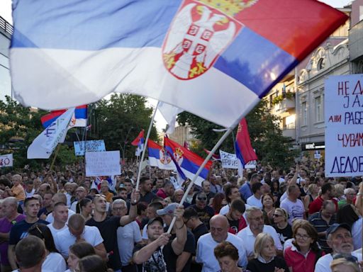 Miles de serbios protestan contra el acuerdo de excavación de litio