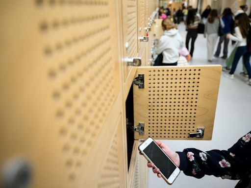 ¿Y si los alumnos dejan los celulares fuera del aula? Francia prueba la "pausa digital"