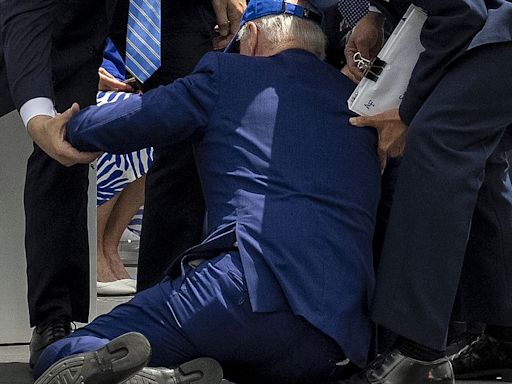 Biden tropieza y se cae al suelo durante una ceremonia en una academia militar