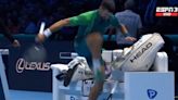 Novak Djokovic destrozó dos raquetas, pero empezó el ATP Finals con un triunfo y se aseguró el número 1 al final de la temporada