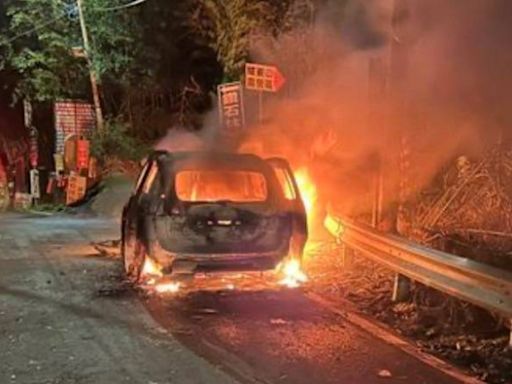 苗栗山區火燒車！燒成廢鐵畫面曝 疑撞落石「油底殼破洞」釀禍