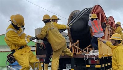 快訊／凱米外圍環流狂風掃落高壓電線斷裂 彰化大村停電 冒雨搶修