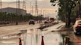 下班時間強降雨 高雄小港沿海路積水 騎士驚險通行