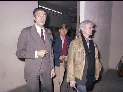 "Fue como si nos viniera a ver Dios": relato de la visita de Andy Warhol a Madrid contada por los líderes de la Movida