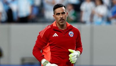 Claudio Bravo se lanza contra el arbitraje tras la eliminación de la Roja: “Increíble que te puedan cag... de esta manera” - La Tercera