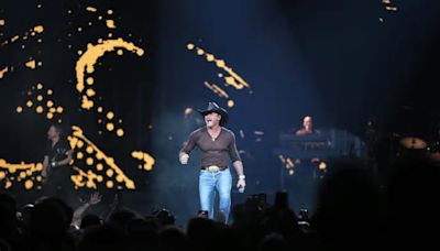 Tim McGraw keeps it breezy, with a touch of soul-searching, at Milwaukee concert