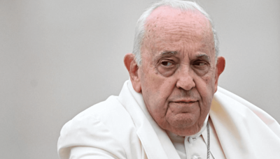 Papa Francisco pide perdón por DESTRUCTIVO comentario tras prohibición de sacerdotes homosexuales