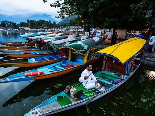 ‘Shikaras’ unavailable in Dal Lake due to heatwave induced tourist influx in Kashmir
