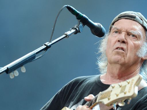 Neil Young + Crazy Horse Kick Off “Love Earth Tour” in San Diego: Setlist + Video