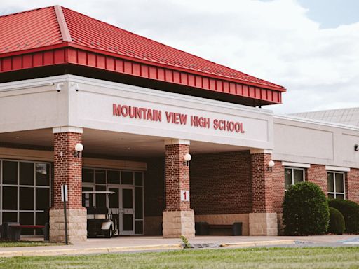 La junta escolar de Virginia vota para restaurar los nombres de generales confederados en dos escuelas